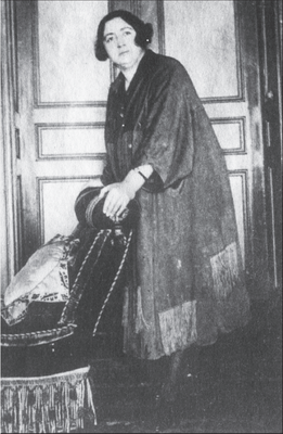Фотография Мюведдет согласно книге Харуна Ачбы «Жёны султанов: 1839—1924»[1]