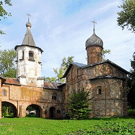 Вид с востока на колокольню и церковь Благовещения
