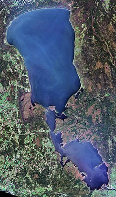Спутниковый снимок Псковско-Чудского озера. Северная (верхняя по снимку) часть — Чудское озеро, южная — Псковское озеро.