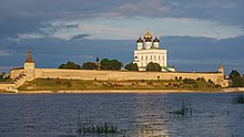 Псковский кремль на берегу реки Великая