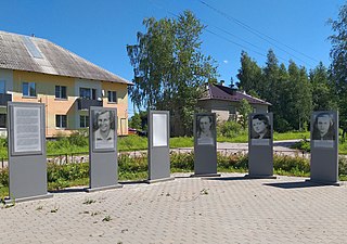 Сквер Воинской славы. Стелы с фотографиями подпольщиц из группы Ани Семёновой.