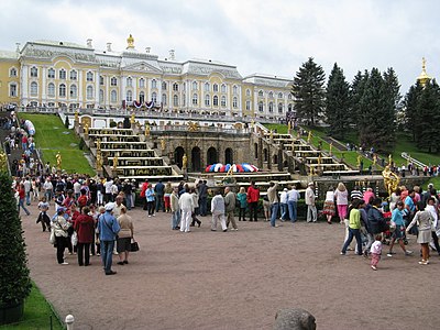 Перед запуском фонтанов в Нижнем парке