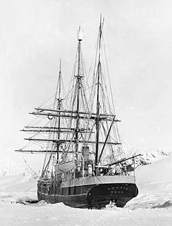 Экспедиционное судно «Скотия» у острова Лори