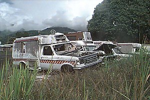 Уничтоженные в ходе боёв машины скорой помощи в городе Араве, 1998 год