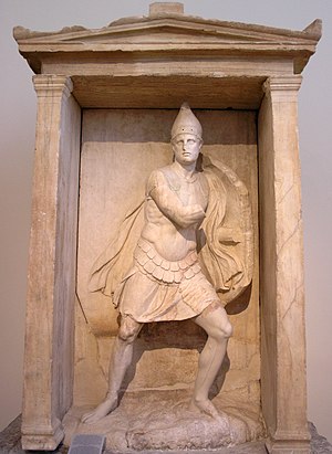 Надгробный камень с мраморной скульптурой греческого военачальника Аристонавта[en] времён Ламийской войны. Национальный археологический музей в Афинах