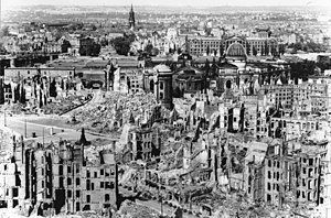 Разрушенный центр Дрездена