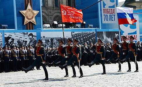 Парад на Красной площади 9 мая 2015 года. В церемонии Знамя Победы было вынесено впереди российского флага