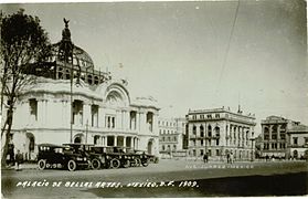 Вид на строящийся Дворец изящных искусств с Проспекта Хуареса, 1909 год