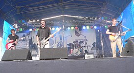 Группа «Jitters» поёт на фестивале «Rock bez Igły» 17 июня 2006 года, слева направо: Сергей Кондратенко, Константин Карман, Артур Лучков, Иван Борзенко