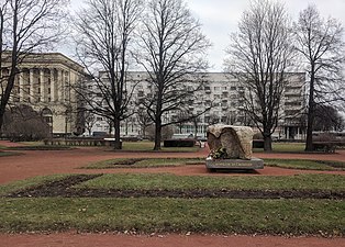 Вид на восток. На заднем плане виден Дом политкаторжан, многие жители которого стали жертвами сталинских репрессий. С этого ракурса Соловецкий камень напоминает слона[17]