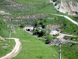 Входной портал деривационного тоннеля, монтаж напорного трубопровода ещё не начат. Июнь 2011 года