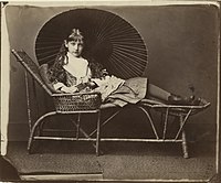 Льюис Кэрролл. Экси Китчин в платье Пенелопы Бутби на шезлонге с японским зонтиком, 1875—1876