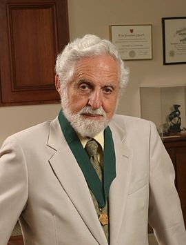 Карл Джерасси с Золотой медалью Американского института химиков, 17 июня 2004 года.