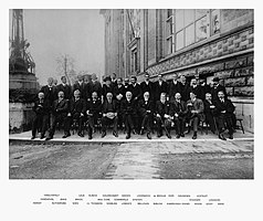 1913 г., в верхнем ряду седьмая слева