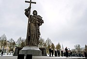 Памятник Владимиру Великому, установленный на Боровицкой площади в Москве