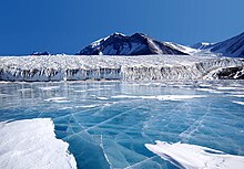 Покрытое голубым льдом озеро Фрикселл в Сухих долинах Трансантарктических гор