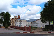 Вид на костёл Св. Михаила Архангела и здание бывшей мужской гимназии