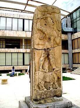 Стелла «Ahmar/Qubbah» с изображением бога грозы. Национальный музей Алеппо.