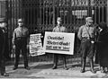 Члены СА в Берлине призывают бойкотировать торговлю евреев, 1933 г.