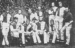 Команда «Оксфорд Юниверсити», победившая в Кубке Англии в 1874 году (Вайдал стоит в заднем ряду, крайний слева)