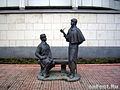 Памятник Шерлоку Холмсу и доктору Ватсону в Москве