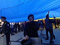 Флаг Украины на митинге в Донецке 17 апреля 2014 года