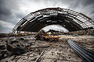Последствия боёв в аэропорту Антонов и разрушенный Ан-225 «Мрия».
