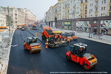 Единовременная укладка асфальта на участке Тверской улицы от Моховой улицы до Пушкинской площади в рамках масштабной реконструкции и благоустройства улицы летом 2016 года.