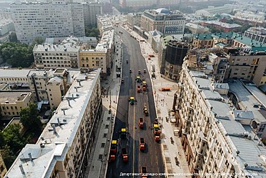 В связи с укладкой дорожного покрытия участок улицы был полностью перекрыт для движения 24 июля 2016 года.