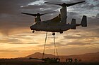 Конвертоплан MV-22 Osprey транспортирует гаубицу M777A2