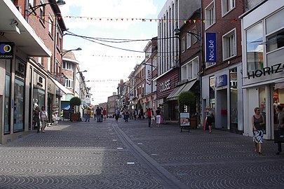 Rue de Paris — главная торговая улица города