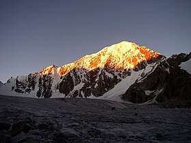 Вид с ледника Колоскова на пик Чубар 4407 м. 8.08.2005 года[1]