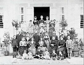 Семья понтийских греков во дворе дома в Трапезунде