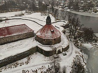 Круглая воротная башня и главные ворота крепости.