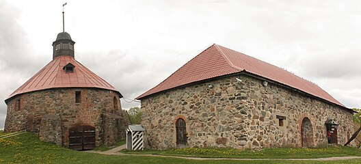 Круглая воротная (Пугачевская) башня и старый арсенал(артиллерийский дом).