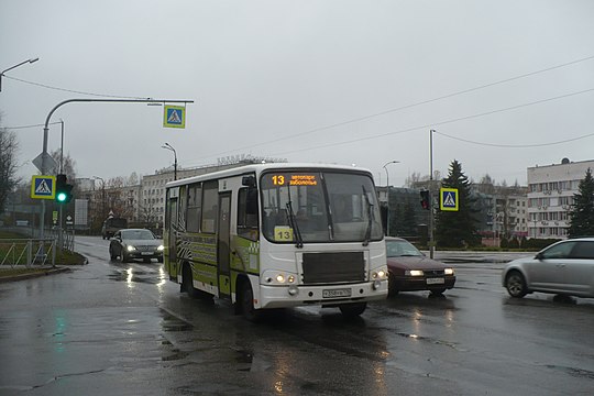 Автобус маршрута № 13 у Администрации