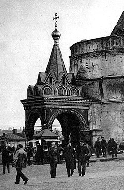 Шатровый вход Боголюбской часовни Варварских ворот на фото 1920-х годов.