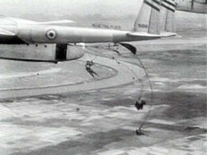 Десантирование французских парашютистов из самолёта C-119 во время битвы