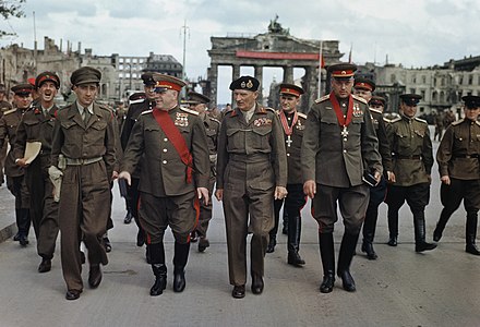 12 июля 1945 года союзники в Берлине у Бранденбургских ворот после церемонии награждения