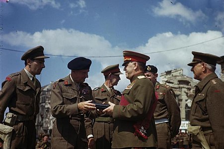 12 июля 1945 года фельдмаршал Монтгомери награждает маршала Жукова Орденом Большого Креста военного класса в Берлине у Бранденбургских ворот