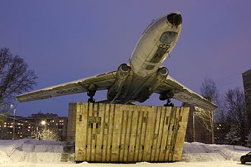 Ту-104 на постаменте в Рыбинске