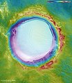 Карта высот кратера Королёв на основе данных «Марс-экспресс» (красное — возвышенности, синее — низменности)