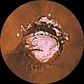 Карта северной полярной области Марса на основе снимков программы «Викинг». Королёв — вверху по центру от Северной полярной шапки