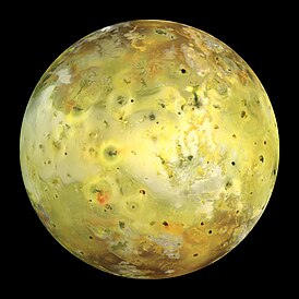Фото Ио, сделанное аппаратом «Галилео» в 1999 году. Желтоватый цвет говорит о высоком содержании серы. Тёмное пятно левее центра — извергающийся вулкан Прометей, его окружают светлые равнины, покрытые оксидом серы