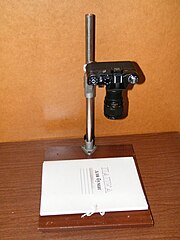 Самодельная репродукционная установка (переделан фотоувеличитель) с фотоаппаратом «Зенит-ЕТ». Объектив «Индустар-61 Л/З» закреплён через удлинительные кольца. Осветители не установлены.