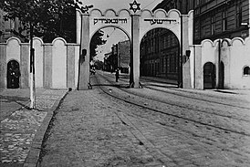Арочные ворота в Краковское гетто, снимок 1941