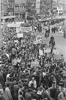 Демонстрация в Амстердаме против войны во Вьетнаме