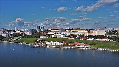 Панорама набережной Зодчего Дудина на фоне пруда. Видны монумент Дружбы народов, Летний сад им. Горького, пивзавод И. И. Бодалёва