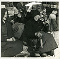 Снимок начала XX века. Женщины прядут шерстяную пряжу.