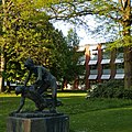 Бронзовая статуя перед ратушей Глострупа (Дания) работы Арне Якобсена